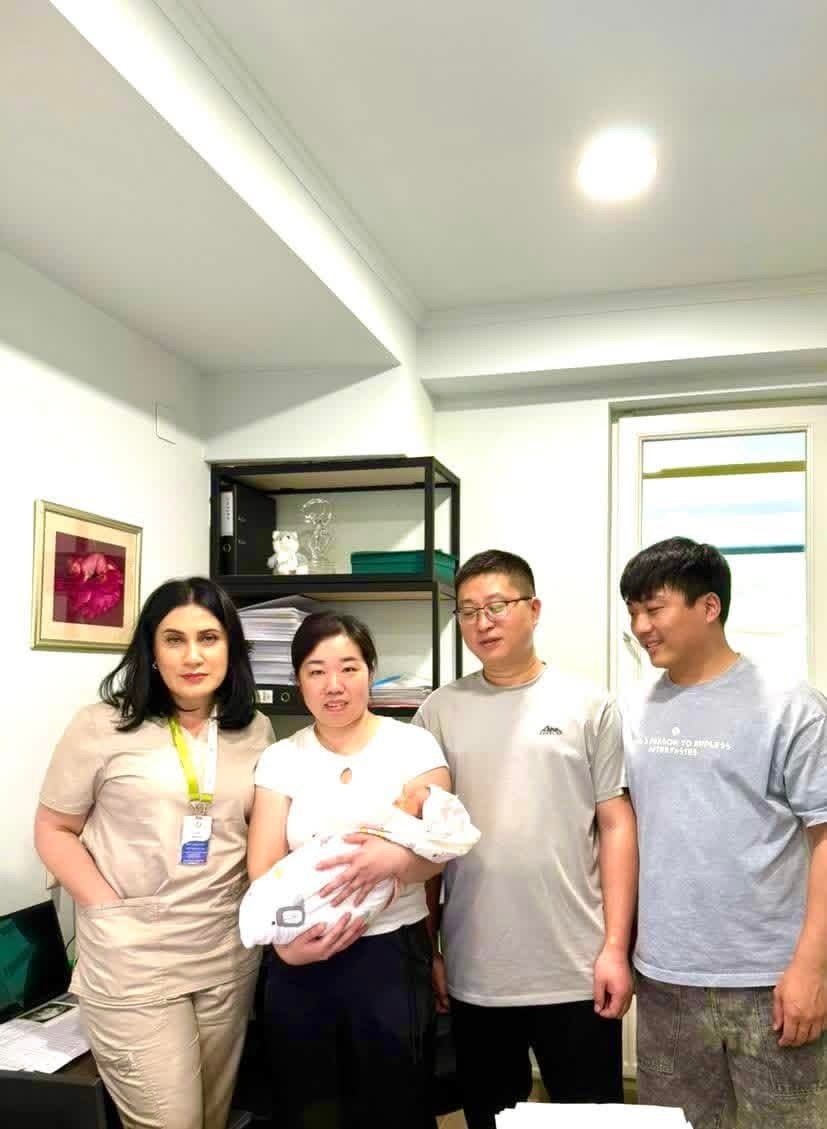 客户与医护人员在诊室合影